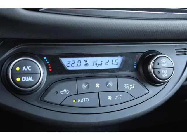 Toyota Yaris 1.5 Hybrid Trend 2015 Hybride Benzine 18