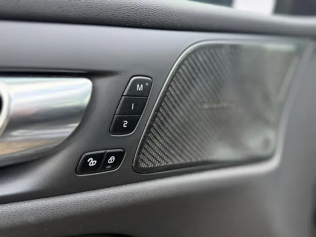 Volvo V60 2.0 B4 Momentum Business 2021 Benzine 35