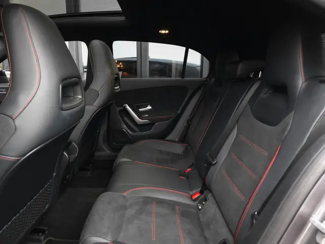 Mercedes-Benz A-Klasse 250 e AMG 2022 Hybride Benzine 29
