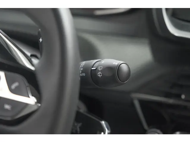 Peugeot 2008 PureTech 130 EAT8 Allure 2023 Benzine 39