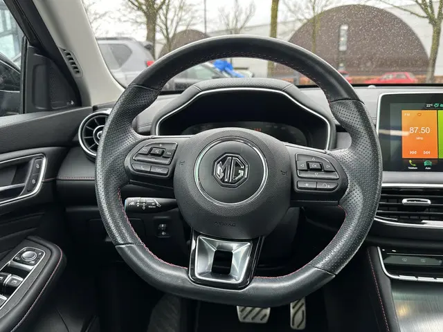 MG EHS 1.5 TGDI Luxury 2023 Hybride Benzine 14