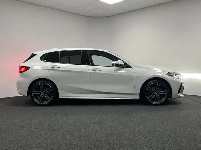 BMW 1 Serie 118i High Executive M-Sport 2020 Benzine 38