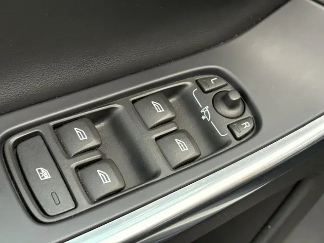 Volvo XC60 2.0 T5 FWD Ocean Race 2016 Benzine 32