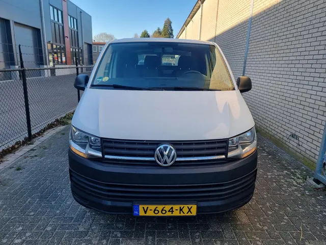 Volkswagen Transporter 2.0 TDI L2H1 2018 Diesel 17