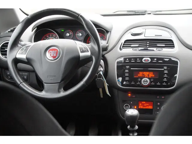 Fiat Punto Evo 1.2 Lounge 2015 Benzine 12