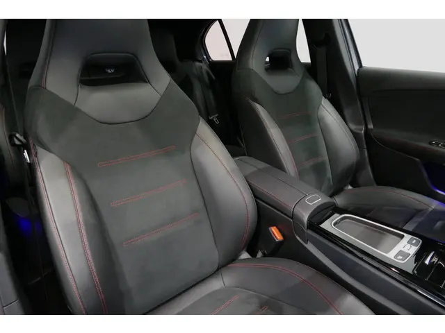 Mercedes-Benz A-Klasse 200 AMG Line 2023 Benzine 30