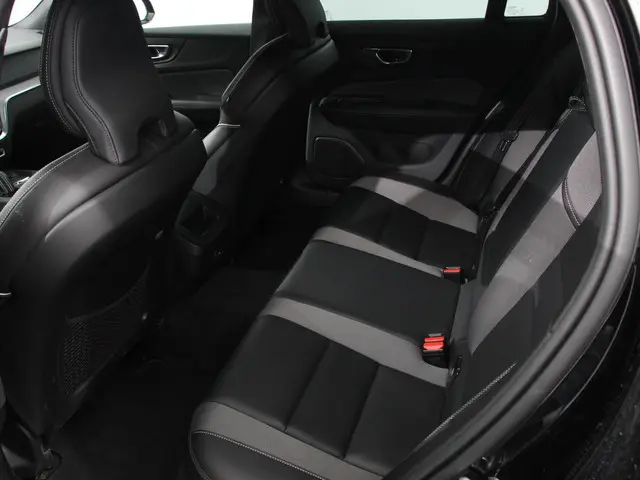 Volvo V60 2.0 B4 R-Design 2022 Benzine 24