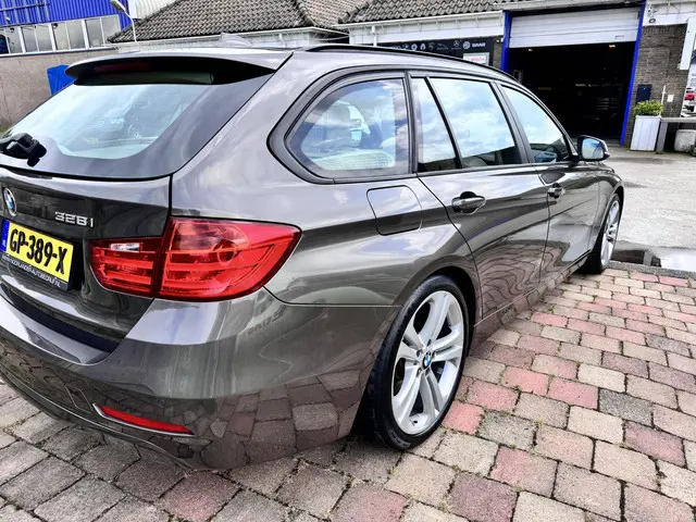 BMW 3 Serie Touring 328i High Executive 2014 Benzine 7