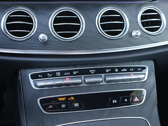 Mercedes-Benz E-Klasse 300 e 2020 Hybride Benzine 33