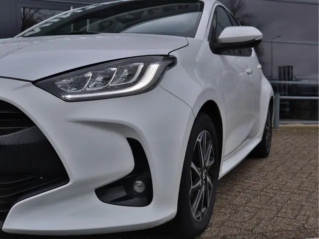 Toyota Yaris 1.5 Hybrid Dynamic 2023 Hybride Benzine 4