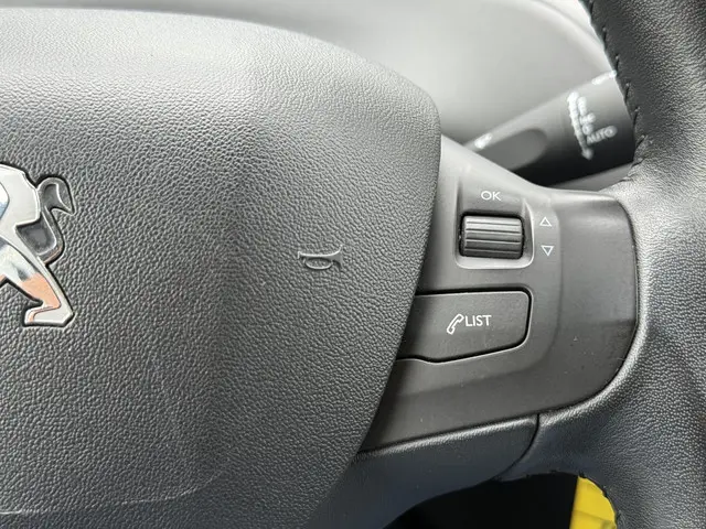 Peugeot 208 1.2 PureTech Allure 2015 Benzine 19