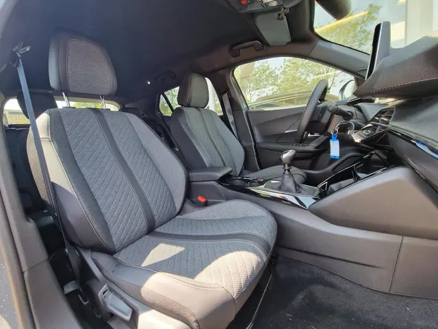 Peugeot 2008 1.2 PureTech Allure 2024 Benzine 11