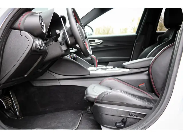 Alfa Romeo Giulia 2.0 Competizione 2023 Benzine 10