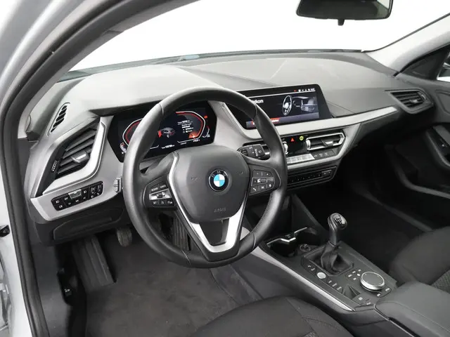 BMW 1 Serie 118i Executive Edition 2021 Benzine 12