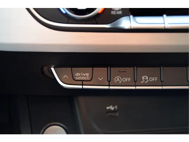 Audi A4 Avant 40 TFSI quattro S edition 2022 Benzine 30