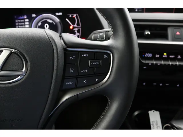 Lexus UX 250h Preference Line 2021 Hybride Benzine 19