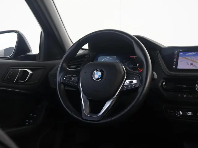 BMW 1 Serie 118i Introduction Edition 2023 Benzine 35