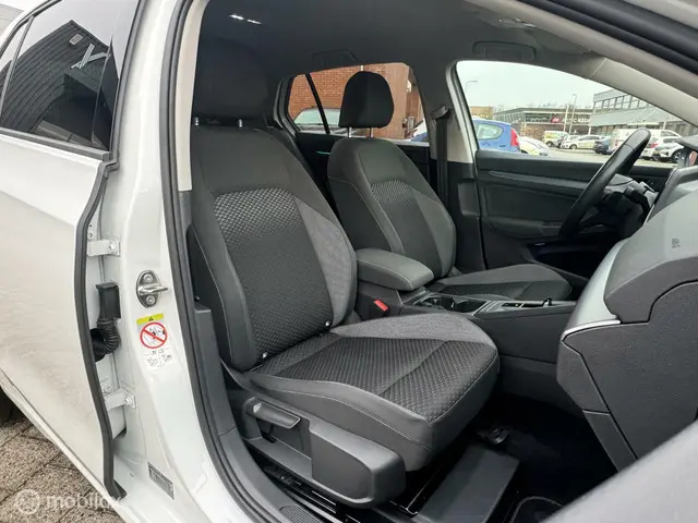 Volkswagen Golf 1.5 eTSI 2022 Benzine 12