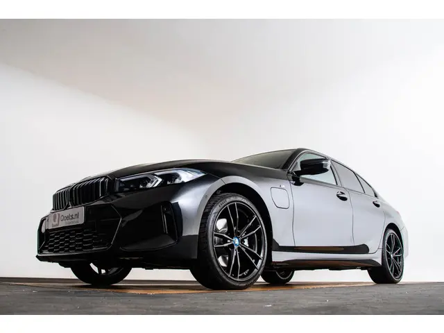 BMW 3 Serie 330e 2024 Hybride Benzine 36