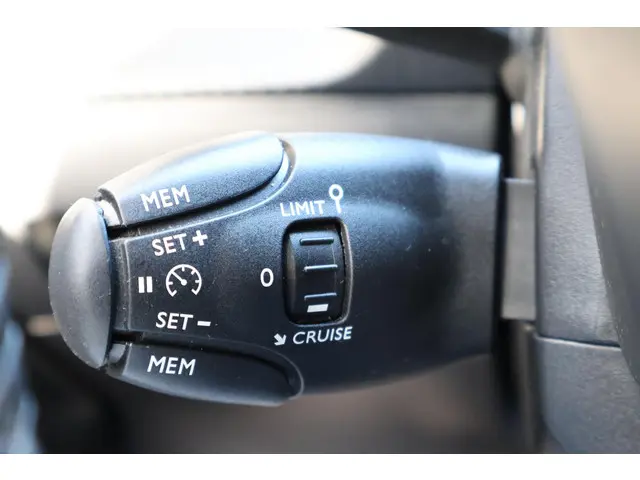 Peugeot 2008 1.2 Allure 2022 Benzine 29