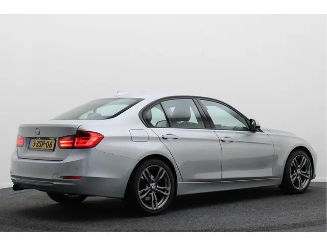 BMW 3 Serie 320i High Executive 2015 Benzine 20