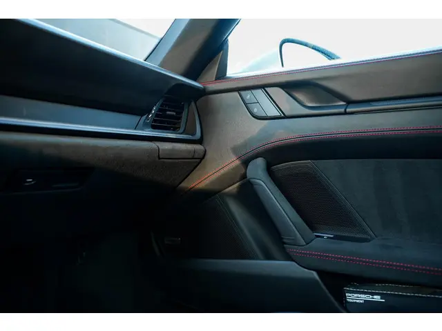 Porsche 911 3.0 Targa 4 GTS 2023 Benzine 27