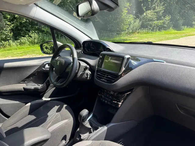 Peugeot 208 1.2 VTi Envy | Cruise control + Navi | 2013 Benzine 7