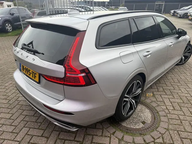 Volvo V60 2.0 T4 R-Design 2019 Benzine 3