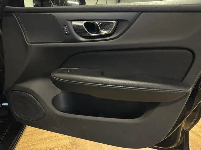 Volvo V60 2.0 D4 Momentum PANO CAM KEYLESS 2018 Diesel 36