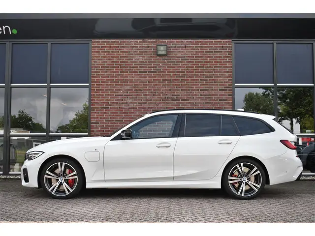 BMW 3 Serie Touring 330e M-Sport 2020 Hybride Benzine 52