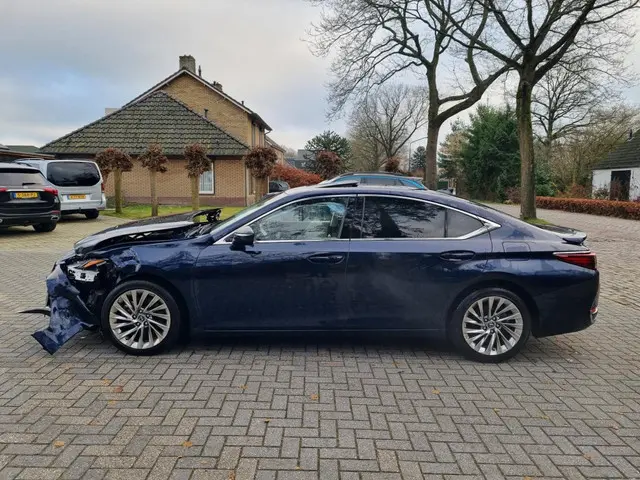 Lexus ES 300h President Line 2023 Hybride Benzine 6