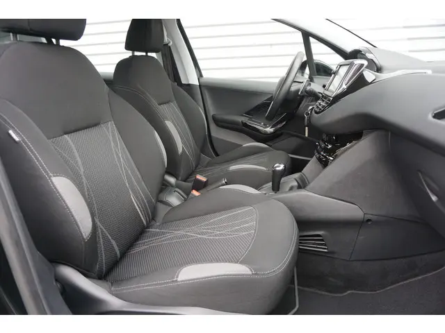 Peugeot 208 1.2 e-VTi Envy 2014 Benzine 26