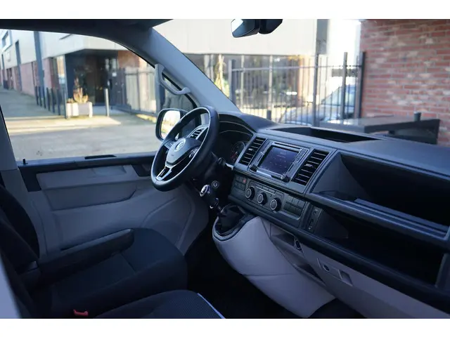 Volkswagen Transporter 2.0 TDI 2018 Diesel 10