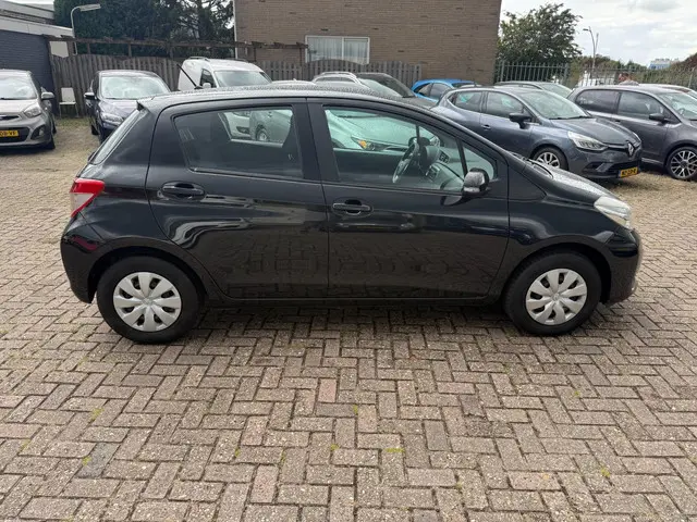 Toyota Yaris 1.0 VVT-i Now 2013 Benzine 8
