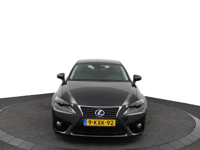Lexus IS 300h 25th Edition 2013 Hybride Benzine 16