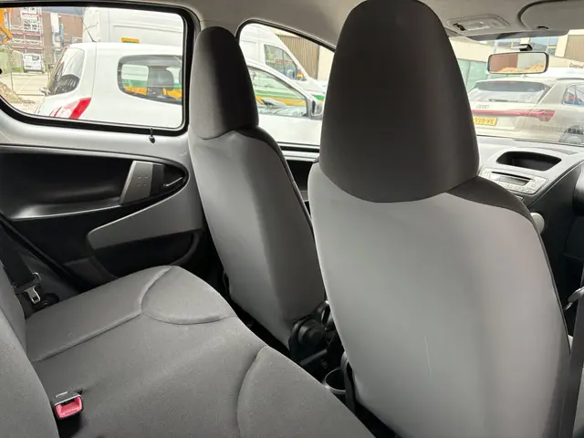 Toyota Aygo 1.0 VVT-i Comfort 2013 Benzine 7