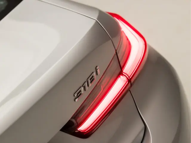 BMW 3 Serie 318i Executive Sportline 2020 Benzine 31