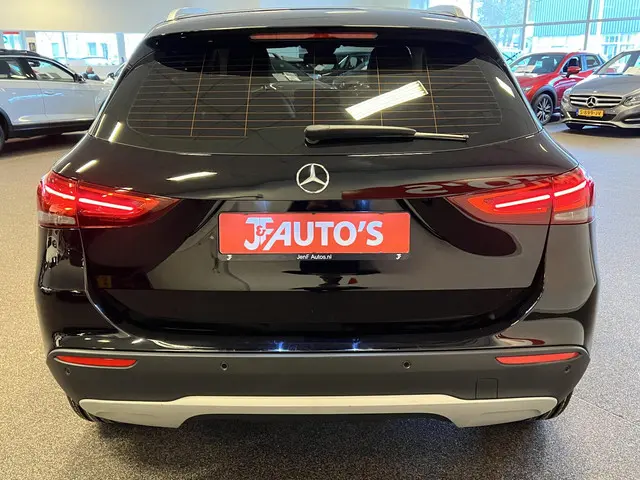 Mercedes-Benz GLA 180 2021 Benzine 4