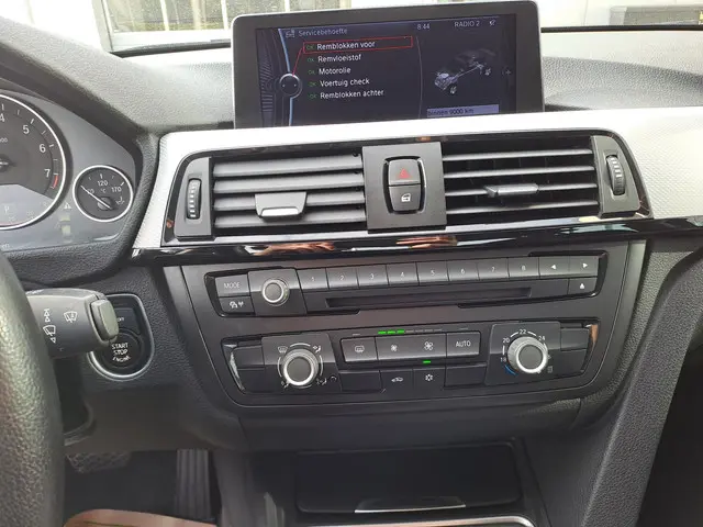 BMW 3 Serie 320i High Executive 2012 Benzine 10