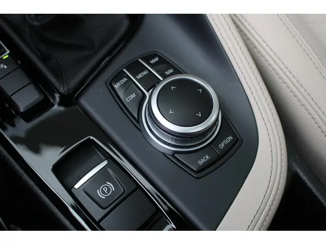 BMW X1 sDrive20i VDL Nedcar Edition 2020 Benzine 34