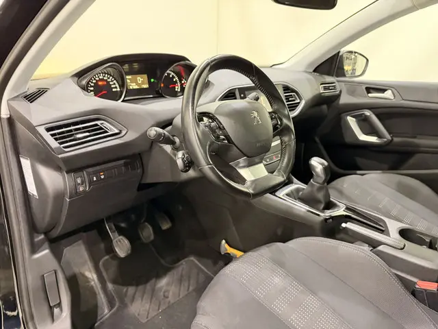 Peugeot 308 HB 1.2 Blue Lease Exe. Pano 2016 Benzine 26