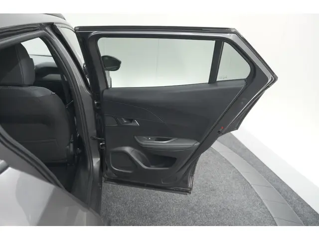 Peugeot 2008 PureTech 130 EAT8 Allure 2023 Benzine 68