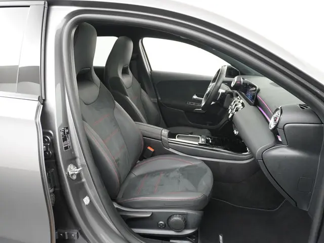 Mercedes-Benz A-Klasse 200 AMG Line 2023 Benzine 51