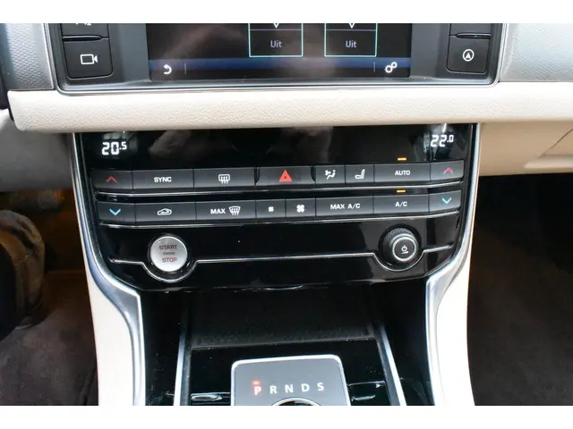 Jaguar XF 2.0 Portfolio 2016 Benzine 23
