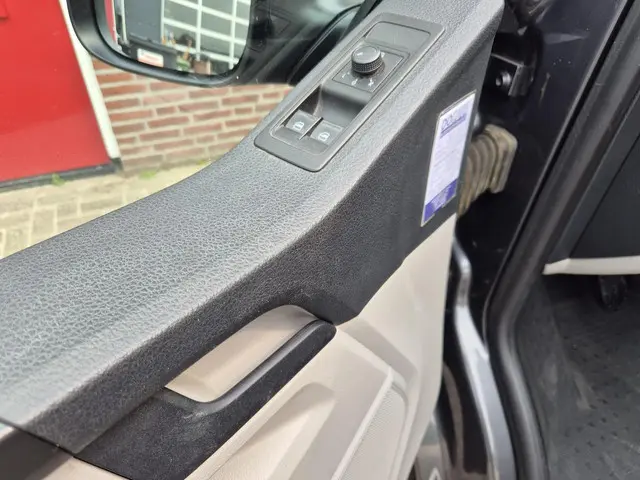 Volkswagen Transporter 2.0 TDI L2H1 2017 Diesel 11
