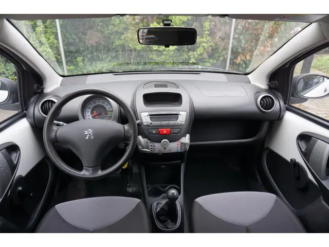 Peugeot 107 1.0 Access Accent / Airco / NAP / 2012 Benzine 13