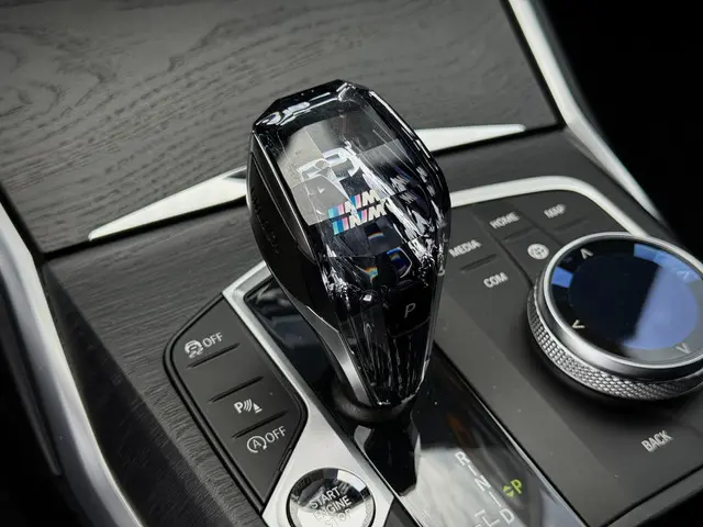 BMW 3 Serie 318i High Executive 2021 Benzine 19