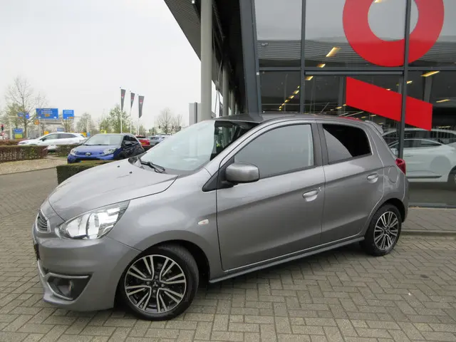 Mitsubishi Space Star 1.0 Intense 2016 Benzine 2