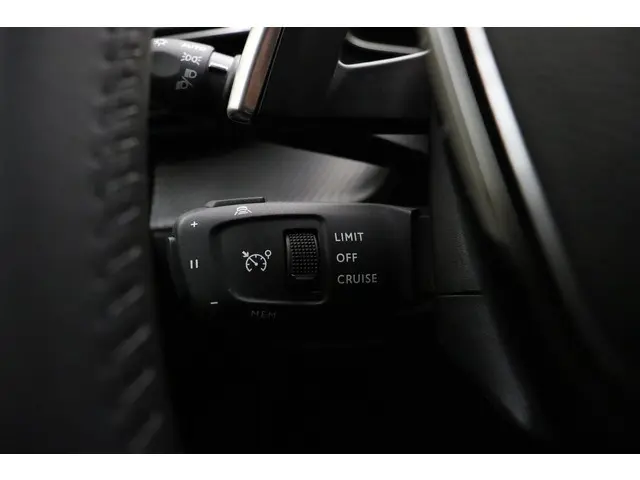 Peugeot 2008 1.2 Hybrid 136 Allure 2024 Hybride Benzine 31