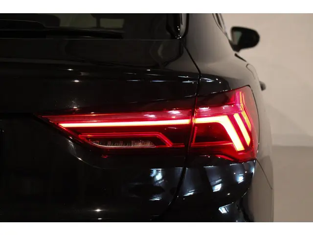 Audi Q3 35 TFSI S edition PANO | Sfeer 2023 Benzine 9